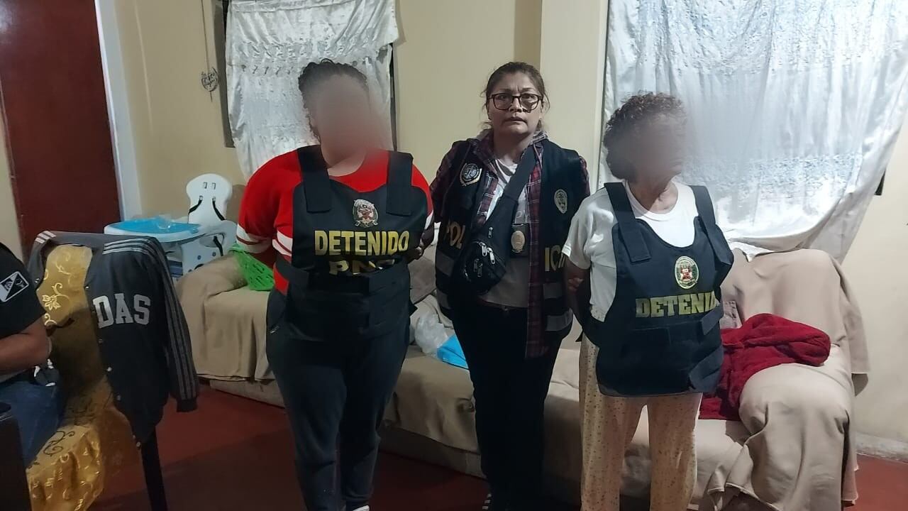 AME4847. LIMA (PERÚ), 05/10/2023.- Fotografía cedida por la Policía Nacional de Perú de una funcionaria mientras posa junto a presuntos integrantes de  facción del "Tren de Aragua", en Lima (Perú). La Policía Nacional de Perú (PNP) capturó al cabecilla y a 30 presuntos integrantes de una facción de la banda criminal internacional el "Tren de Aragua", en una operación realizada en Lima y otras regiones del país, informaron este jueves fuentes oficiales. EFE/ Policía Nacional De Perú / SOLO USO EDITORIAL/ SOLO DISPONIBLE PARA ILUSTRAR LA NOTICIA QUE ACOMPAÑA (CRÉDITO OBLIGATORIO)