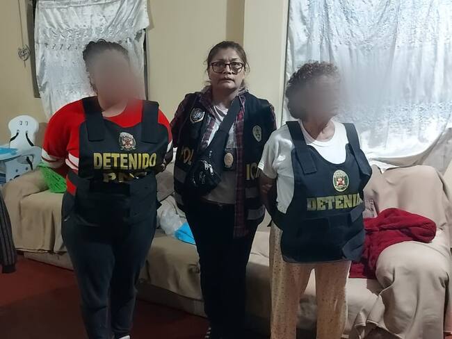 AME4847. LIMA (PERÚ), 05/10/2023.- Fotografía cedida por la Policía Nacional de Perú de una funcionaria mientras posa junto a presuntos integrantes de facción del "Tren de Aragua", en Lima (Perú). La Policía Nacional de Perú (PNP) capturó al cabecilla y a 30 presuntos integrantes de una facción de la banda criminal internacional el "Tren de Aragua", en una operación realizada en Lima y otras regiones del país, informaron este jueves fuentes oficiales. EFE/ Policía Nacional De Perú / SOLO USO EDITORIAL/ SOLO DISPONIBLE PARA ILUSTRAR LA NOTICIA QUE ACOMPAÑA (CRÉDITO OBLIGATORIO)