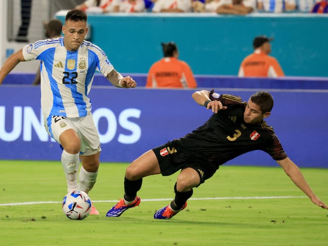 Miami (United States), 30/06/2024.- Lautaro Martinez (L) of Argentina gets by Wilder Cartagena (R) of Peru to score during the CONMEBOL Copa America 2024 group A match between Argentina and Peru, in Miami, Florida, USA, 29 June 2024. EFE/EPA/CRISTOBAL HERRERA-ULASHKEVICH