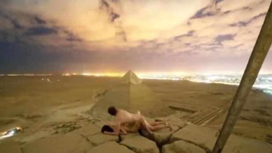 En la filmación, de tres minutos de duración, se ve cómo una mujer y un hombre escalan el monumento por la noche, llegan hasta la cima y allí se despojan de su ropa.. Foto: Captura de Youtube