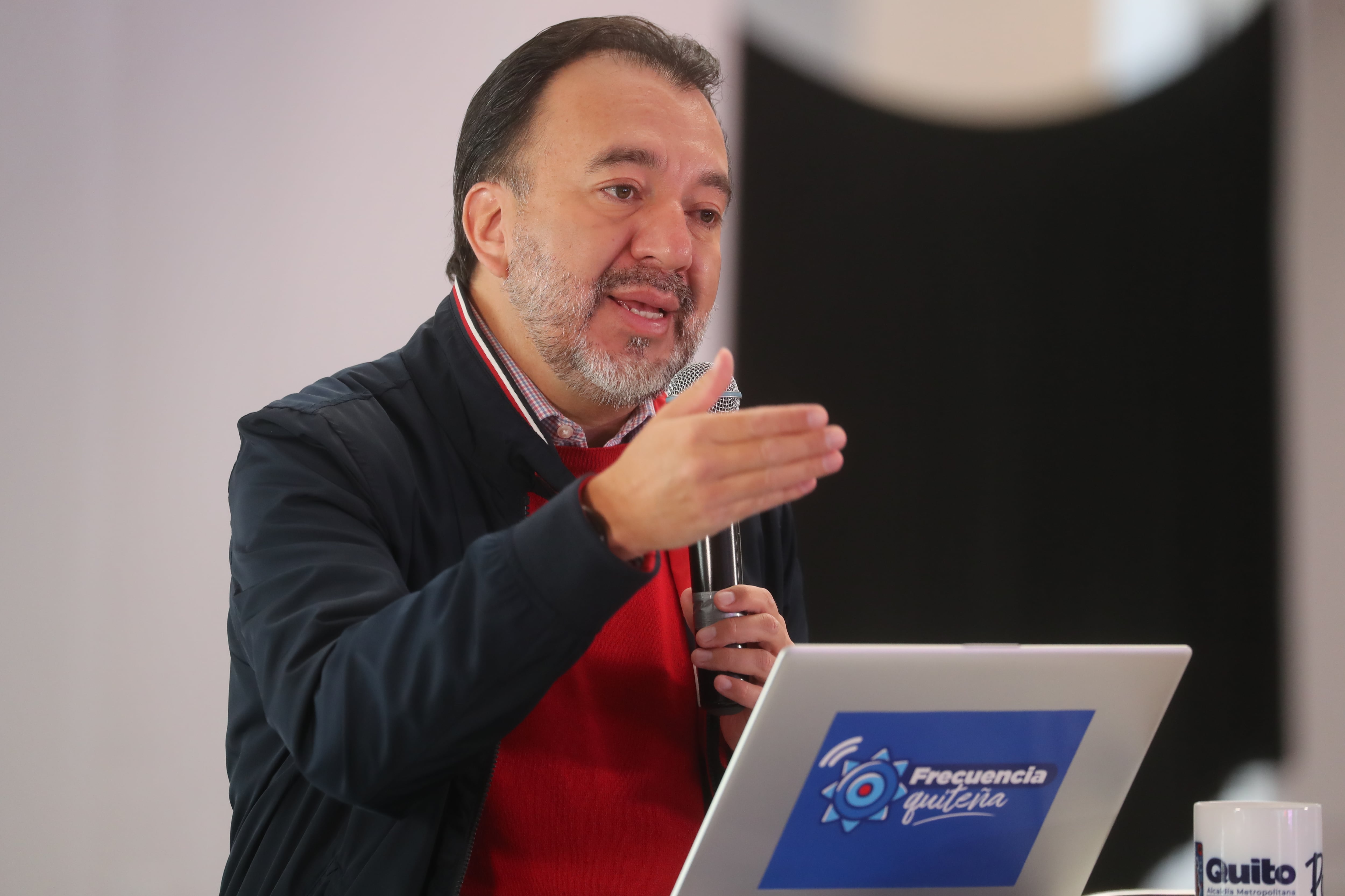 El alcalde de Quito, Pabel Muñoz, habla durante una rueda de prensa, hoy en Quito (Ecuador). Muñoz ratificó que el Metro de Quito entrará en funcionamiento el próximo 1 de diciembre y se congratuló de que el proceso de renegociación del contrato de operación de la primera línea del Metro de Quito haya permitido un ahorro de 9,8 millones de dólares. EFE/ José Jácome