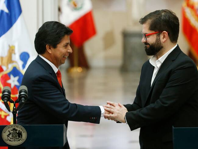 El presidente peruano, Pedro Castillo (i), junto a su homólogo chileno, Gabriel Boric (d). Foto: Agencia EFE / Elvis González