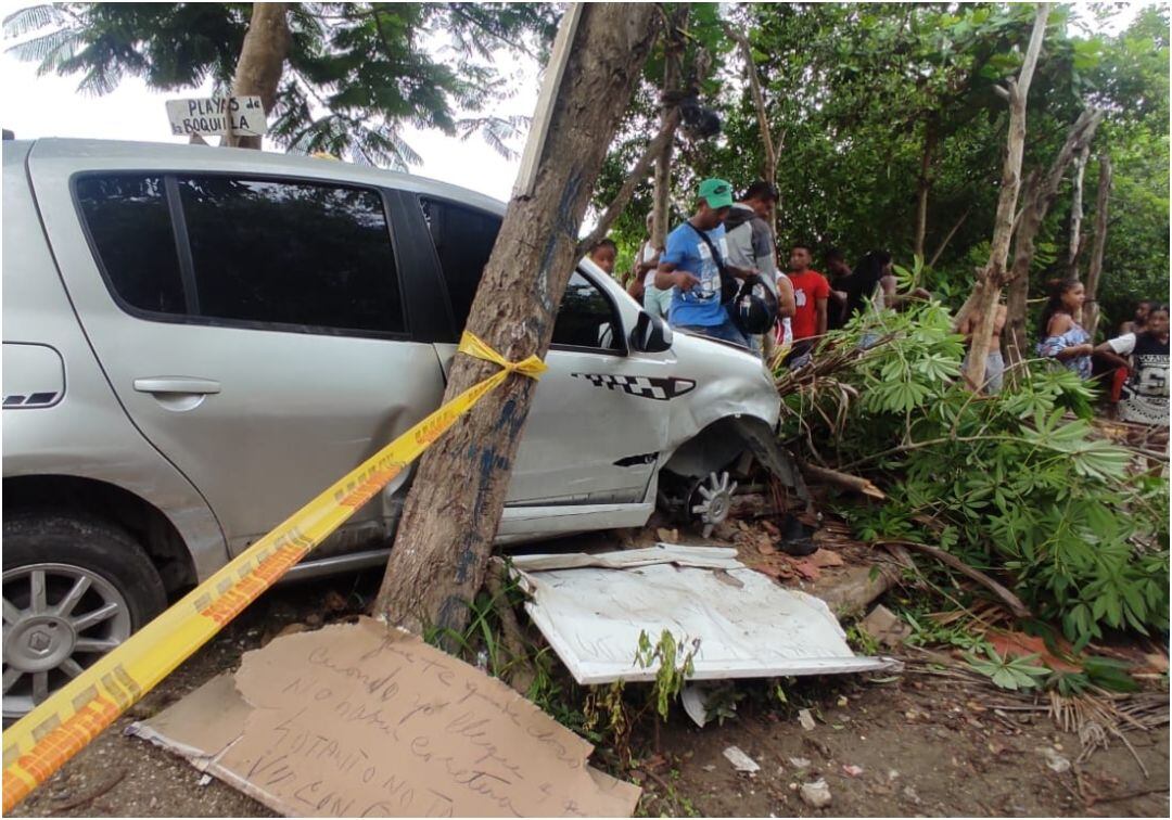El vehículo solo se detuvo al chocar con un árbol de la zona. Crédito: Cortesía.