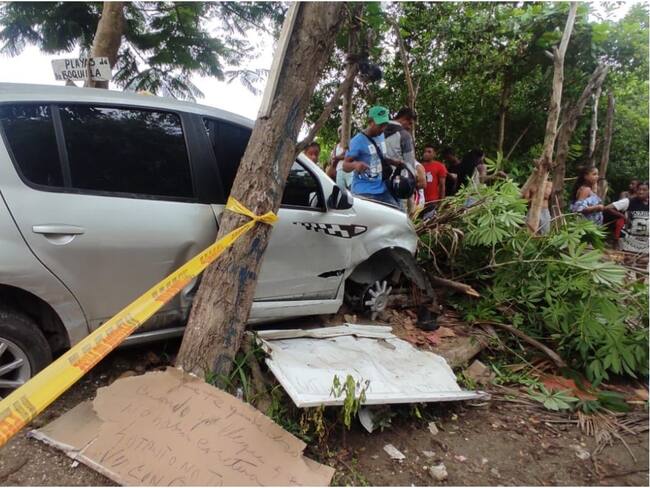 El vehículo solo se detuvo al chocar con un árbol de la zona. Crédito: Cortesía.