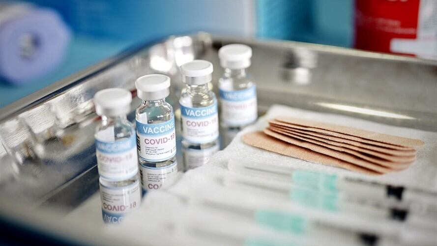 Esta tercera dosis contra el COVID-19 sería aplicada un mes después de que la persona haya recibido su esquema completo. Foto: Getty Images / MORSA IMAGES