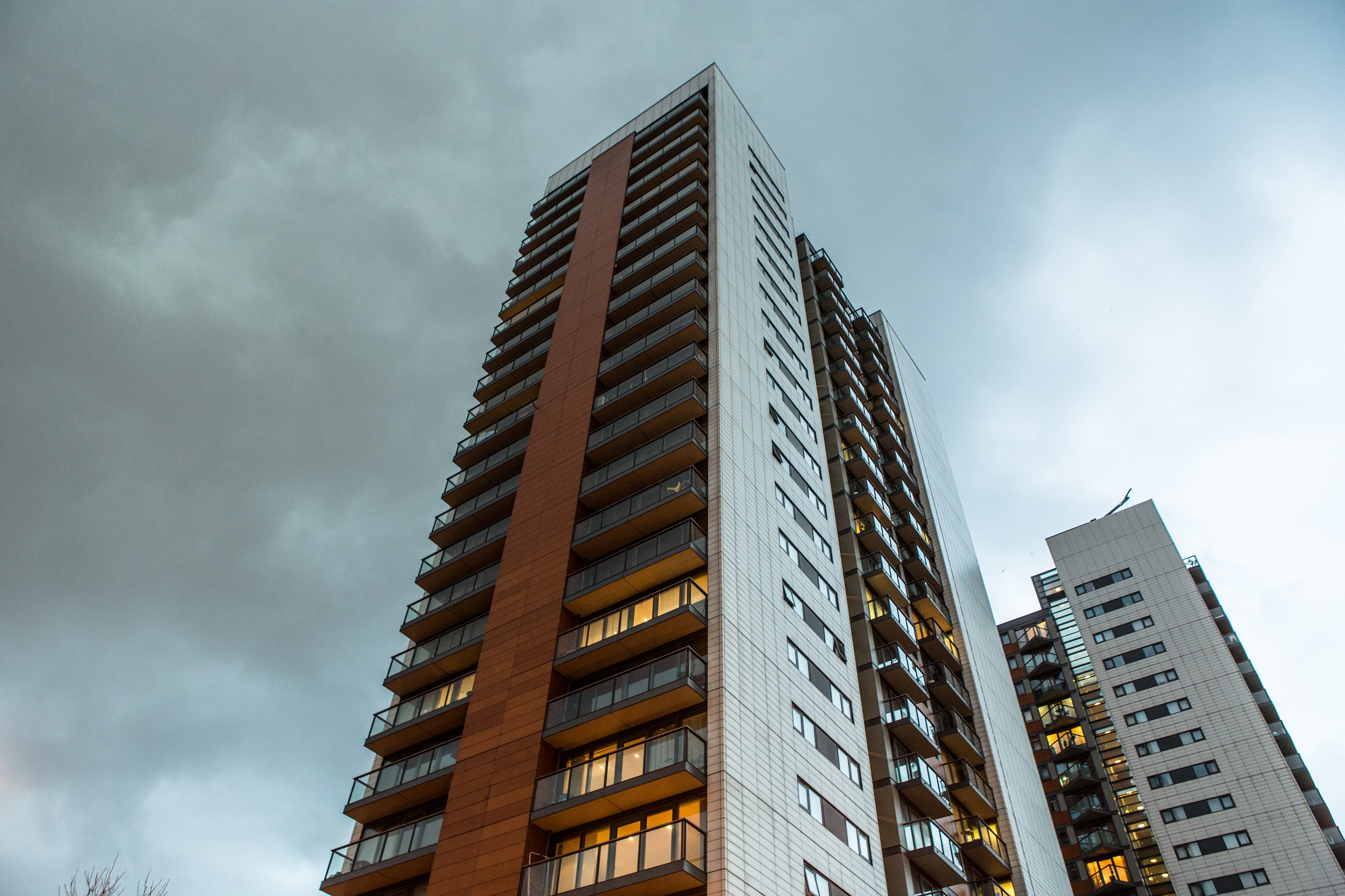 Torre alta de apartamentos con balcones / Foto: GettyImages