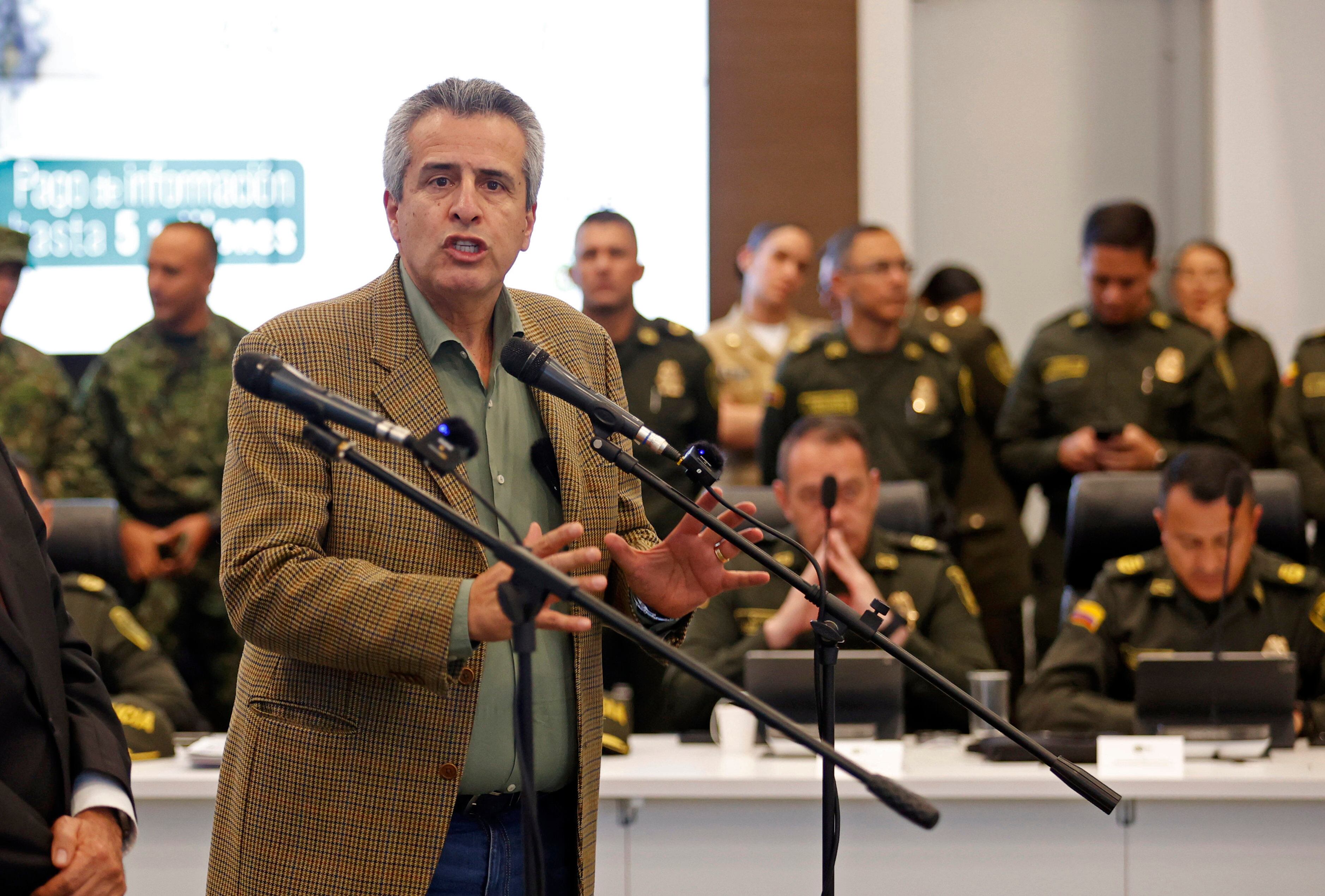 AME468. BOGOTÁ (COLOMBIA), 25/10/2023.- El ministro del Interior de Colombia, Luis Fernando Velasco, ofrece una rueda de prensa sobre el plan de seguridad para las elecciones del próximo domingo, hoy, en la sede de la Policía Nacional en Bogotá (Colombia). EFE/ Mauricio Dueñas Castañeda