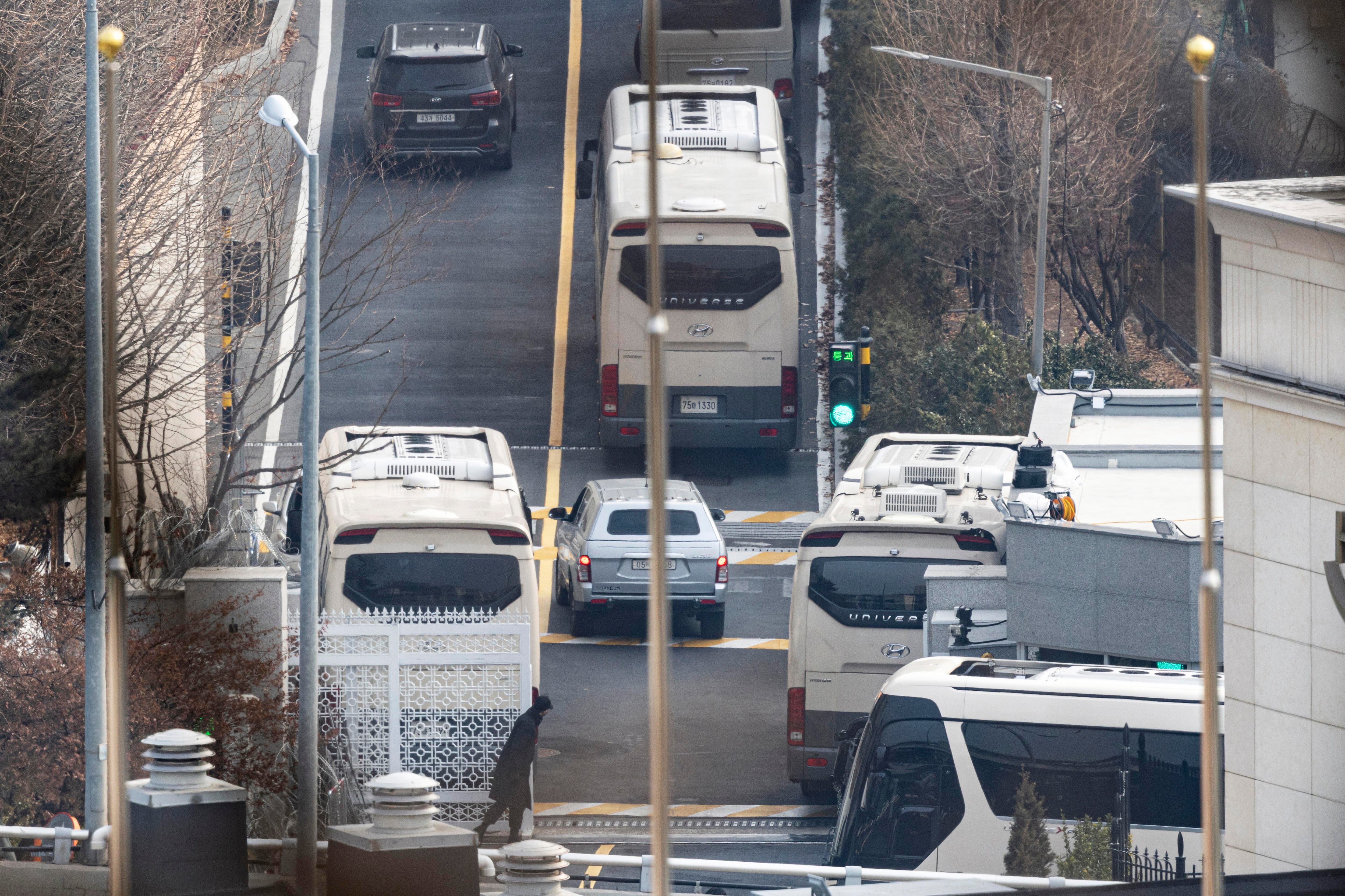 Seúl (República de Corea), 13/01/2025.- El personal de seguridad controla los vehículos en la puerta de entrada de la residencia oficial del presidente destituido Yoon Suk Yeol.
