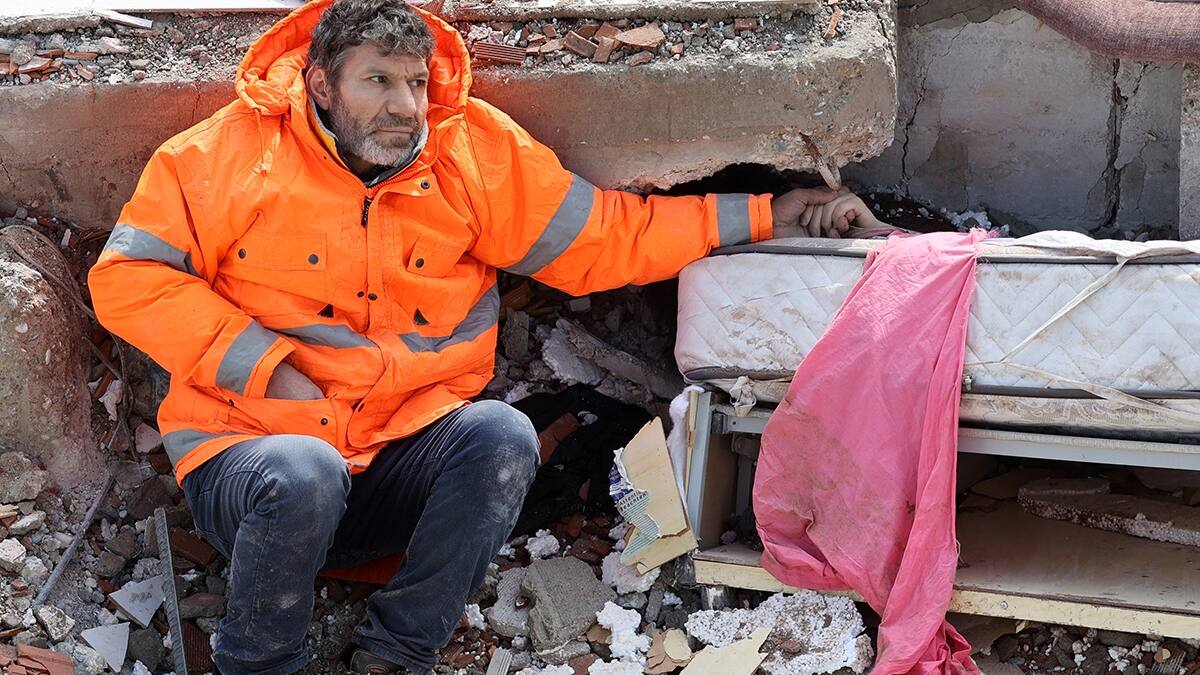 Terremoto en Turquía: la foto de un padre y su hija que ha conmovido al mundo
