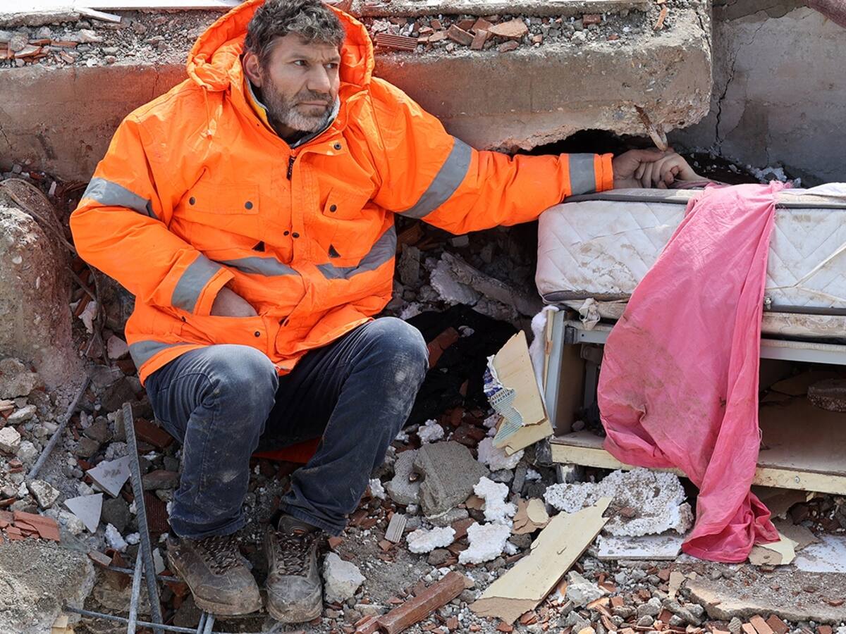 Terremoto en Turquía: la foto de un padre y su hija que ha conmovido al mundo