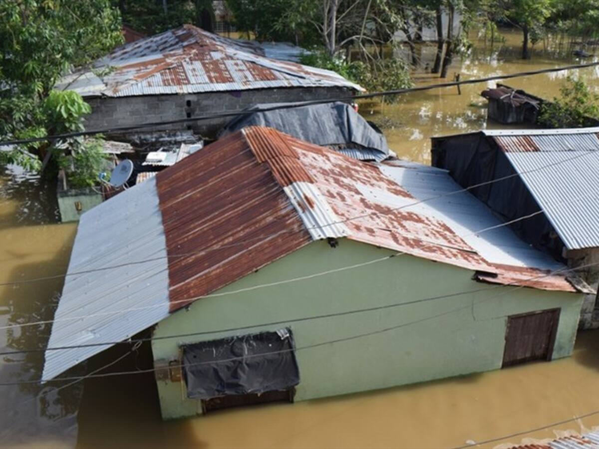 Desbordamiento de río deja 300 familias afectadas en La Apartada, Córdoba