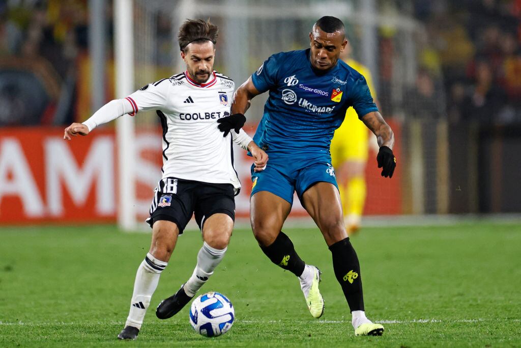 Agustin Bouzat de Colo Colo (izquierda) y Angelo Rodriguez del Deportivo Pereira en juego por Copa Libertadores. 29 de junio de 2023. Foto: JAVIER TORRES/AFP via Getty Images.
