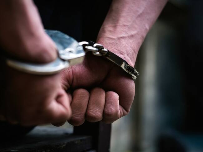 Esta persona fue localizada por unidades de la DIJIN de la Policía Nacional en Pereira (Risaralda), en cumplimiento de una notificación roja de Interpol. Foto: Getty Images / CHOOCHART CHOOCHAIKUPT