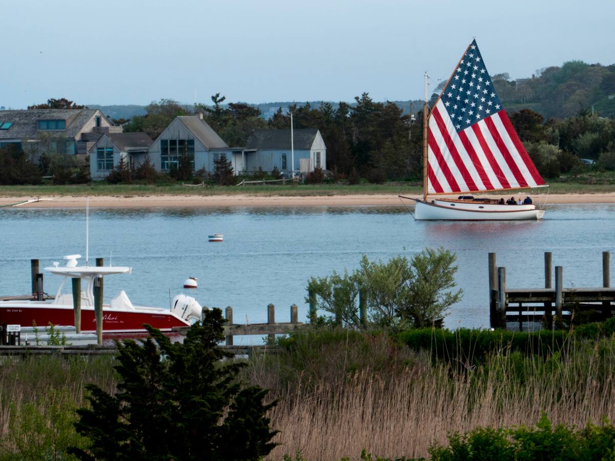 Gobernador de la Florida envió aviones con migrantes a la isla Martha’s Vineyard