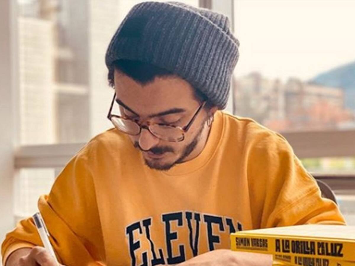 Simón Vargas, cantante y bajista de Morat, publica su primer libro, ‘A la Orilla de la Luz