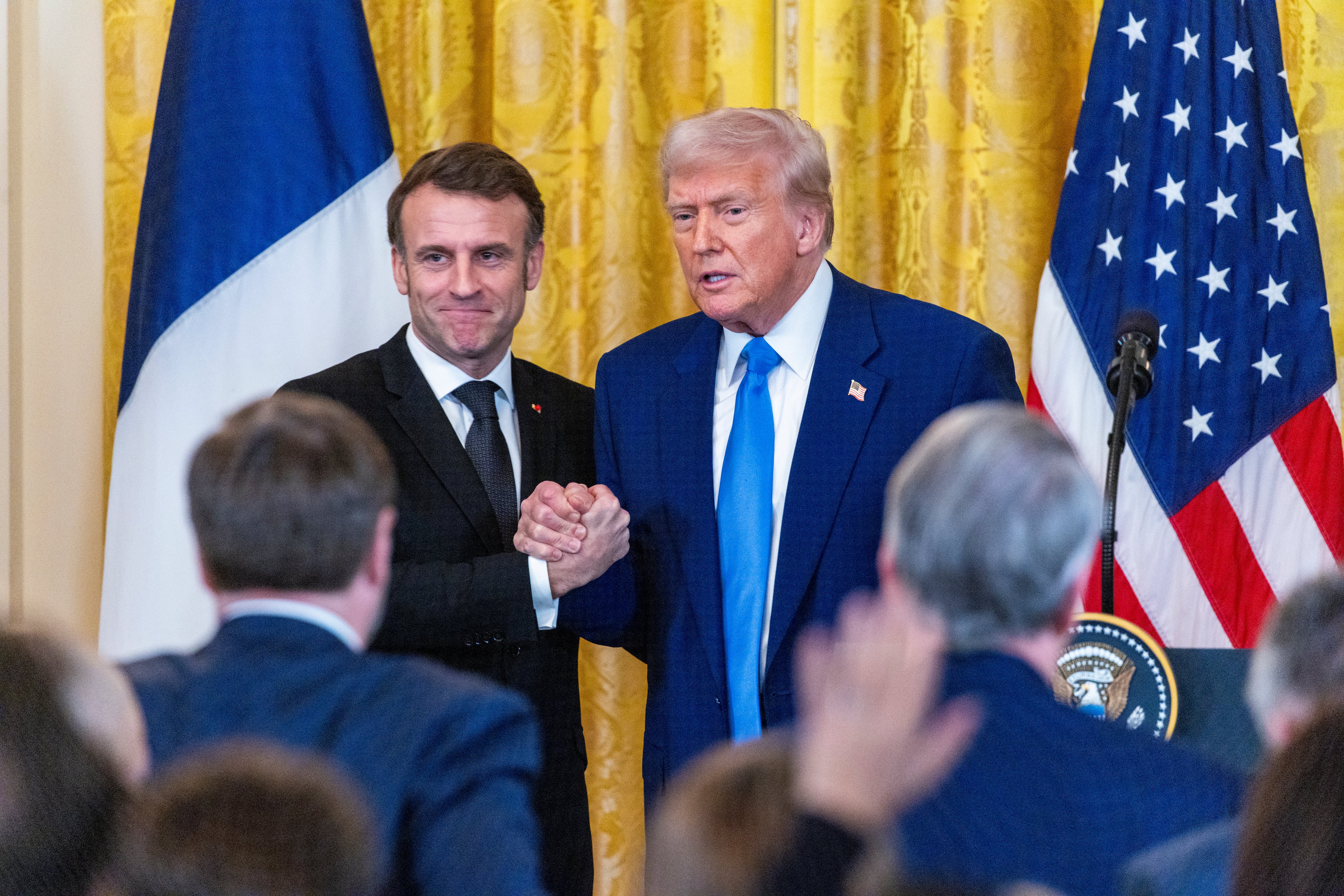 WASHINGTON (Estados Unidos), 24/02/2025.- El presidente estadounidense, Donald Trump, y el presidente francés, Emmanuel Macron, se dan la mano al término de una rueda de prensa conjunta en la Sala Este de la Casa Blanca.
