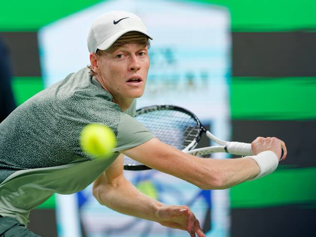 Shanghai (China), 12/10/2024.- Jannik Sinner of Italy in action during his Men's Singles semi-finals match against Tomas Machac of Czechia at the Shanghai Masters tennis tournament in Shanghai, China, 12 October 2024. (Tenis, Italia) EFE/EPA/ALEX PLAVEVSKI