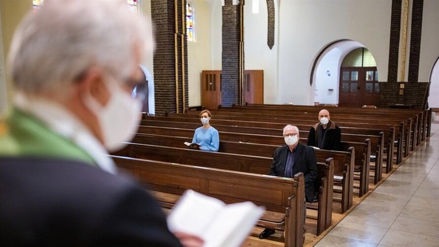 Pastor le pide dinero a sus feligreses para "acelerar la llegada de Jesús". Foto: Getty Images / Luis Alvarez