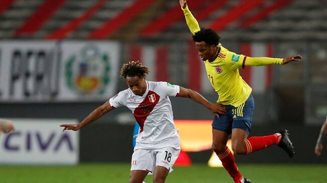 Jugador peruano Andre Carrillo y colombiano Juan Guillermo Cuadrado. Foto: PAOLO AGUILAR/POOL/AFP via Getty Images