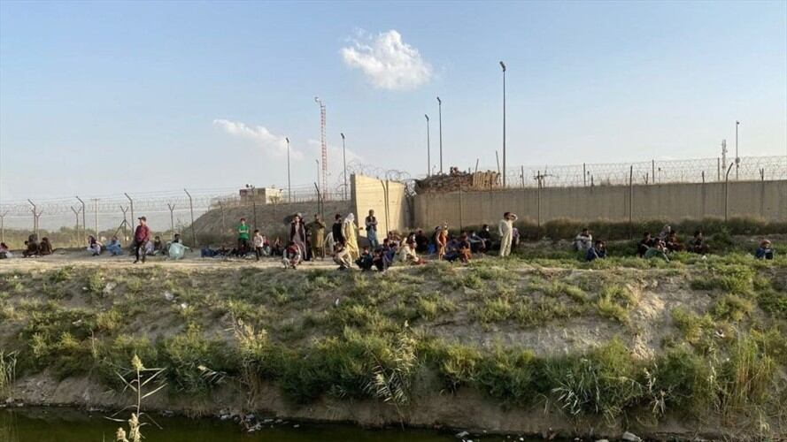 Reportan una fuerte explosión en el aeropuerto internacional de Kabul. Foto: HaroonÂ Sabawoon/Anadolu Agency via Getty Images