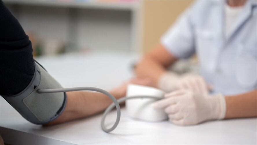 Foto de referencia de una persona atendida por un médico. Foto: Getty Images