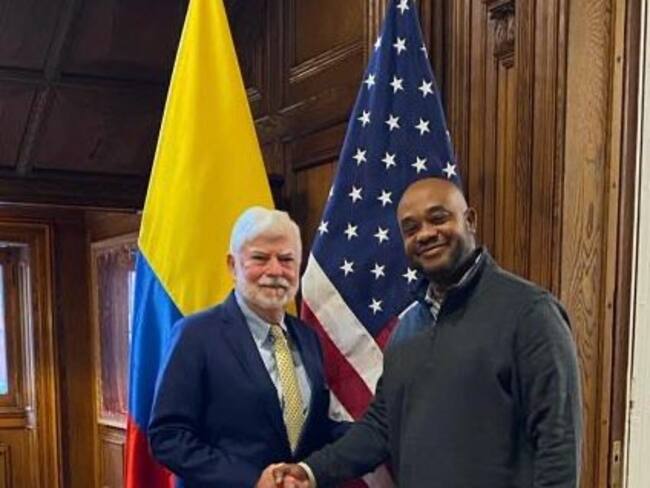 Embajador Luis Gilberto Murillo (derecha) sostuvo reunión clave con Christopher Dodd, asesor del Gobierno Biden (izquierda). Foto: Embajada de Colombia en EE.UU.