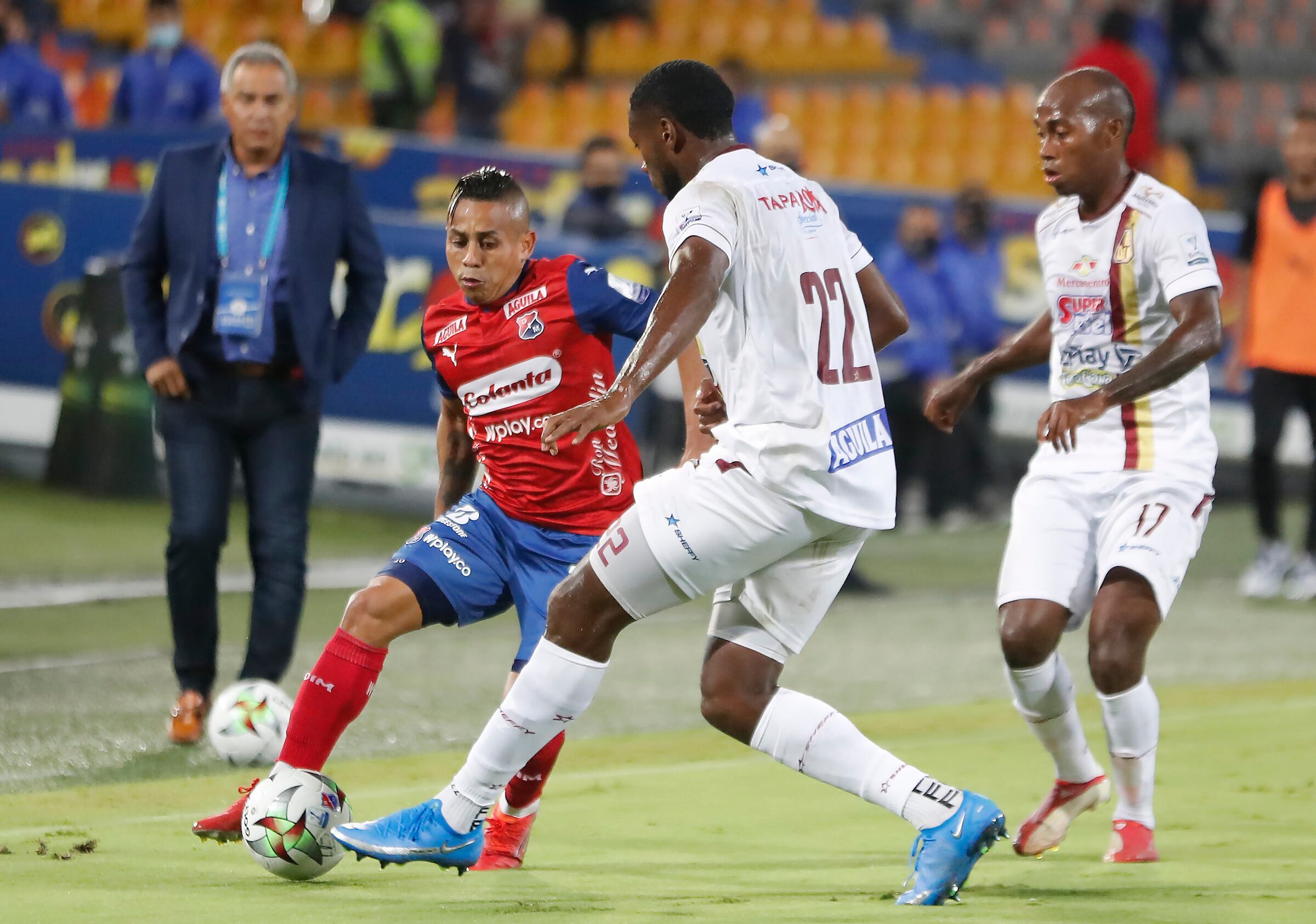 Medellín. Octubre 24 de 2021. Deportivo Independiente Medellín enfrenta a Deportes Tolima en juego válido por fecha 15 de la Liga BetPlay DIMAYOR II 2021 jugado en el estadio Atanasio Girardot de la ciudad de Medellín. (Cortesía Dimayor)