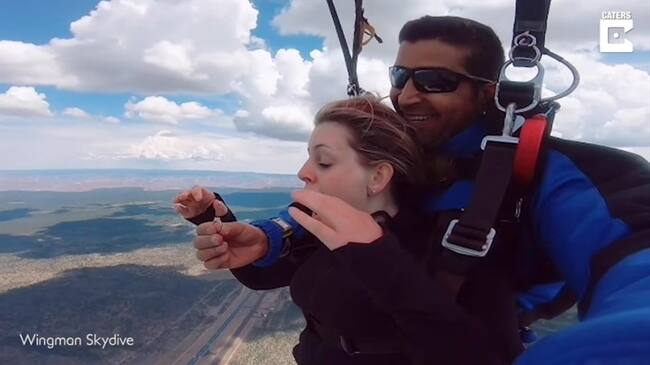 Un hombre le pide matrimonio a su novia en plena caída con paracaídas. Foto: Captura YouTube: Caters Clips