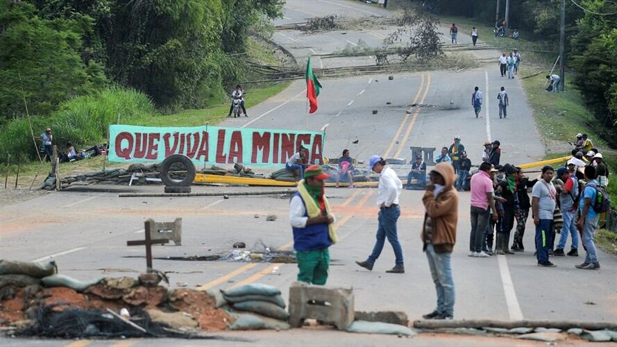 Se pidió a las comunidades protestantes abstenerse de ejecutar toda vía de hecho que afecte o constituya el bloqueo de la vía alterna. Foto: Getty Images
