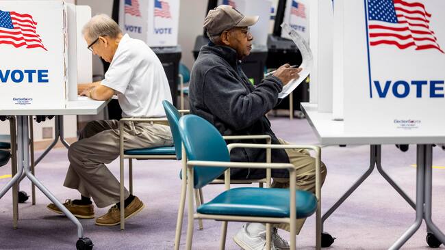 Fairfax (Estados Unidos), 20/09/2024.- Votantes del condado de Fairfax ejercen su derecho al voto para las elecciones presidenciales de 2024 en el centro de votación Fairfax County Government Center en Fairfax, Virginia, EE.UU., este viernes. Los centros de votación anticipada presencial abrieron en todo Virginia el 20 de septiembre, lo que lo convierte en el primer estado en ofrecer a sus votantes esa opción. EFE/ Shawn Thew