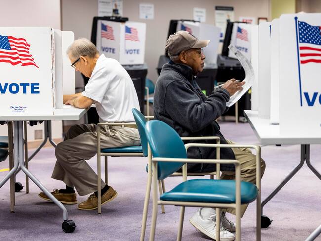 Fairfax (Estados Unidos), 20/09/2024.- Votantes del condado de Fairfax ejercen su derecho al voto para las elecciones presidenciales de 2024 en el centro de votación Fairfax County Government Center en Fairfax, Virginia, EE.UU., este viernes. Los centros de votación anticipada presencial abrieron en todo Virginia el 20 de septiembre, lo que lo convierte en el primer estado en ofrecer a sus votantes esa opción. EFE/ Shawn Thew