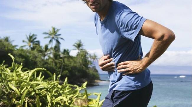 Correr a un ritmo intenso durante más de dos horas genera una mayor incidencia y severidad de síntomas gastrointestinales que otros deportes, como el ciclismo.. Foto: BBC Mundo
