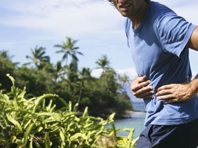 Correr a un ritmo intenso durante más de dos horas genera una mayor incidencia y severidad de síntomas gastrointestinales que otros deportes, como el ciclismo.. Foto: BBC Mundo