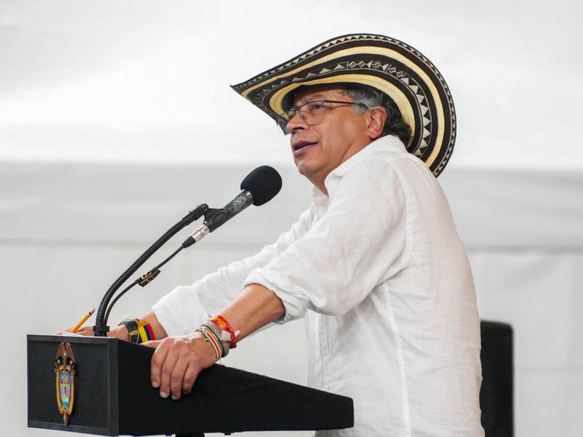 Petro propuso reactivar mesa de diálogo para dar cierre al proceso de paz con las AUC