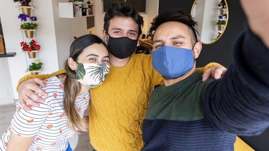 Grupo de amigos con tapabocas. Foto: Getty Images