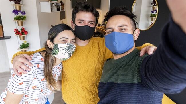 Grupo de amigos con tapabocas. Foto: Getty Images
