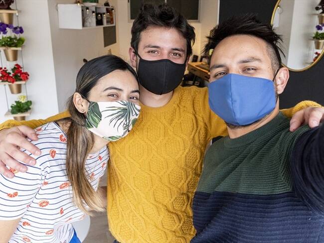 Grupo de amigos con tapabocas. Foto: Getty Images