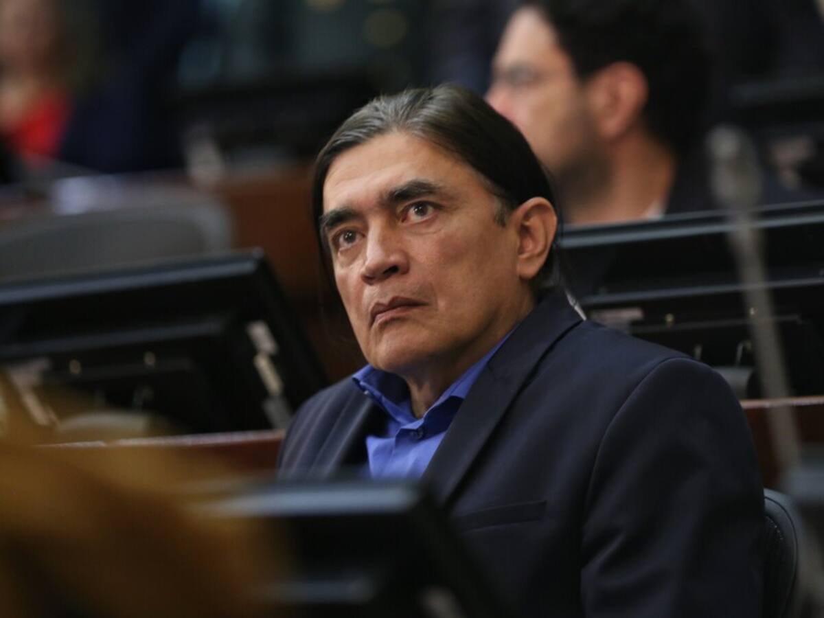 Gustavo Bolívar participó en marcha donde simulaban el entierro de ‘Fico’ y Uribe