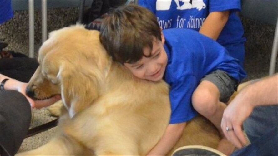 Kainoa le dio un abrazo a Tornado voluntariamente, pese a que no soporta que lo toquen. Foto: FACEBOOK / 4 PAWS FOR ABILITY, tomada de BBC Mundo.