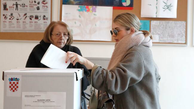 Zagreb (Croatia), 29/12/2024.- A woman casts her ballot during the first round of presidential elections in Zagreb, Croatia, 29 December 2024. Croatia's eighth presidential election began on 29 December, featuring eight candidates vying for a five-year term under a two-round voting system. An absolute majority is needed to win in the first round. (Elecciones, Croacia) EFE/EPA/ANTONIO BAT