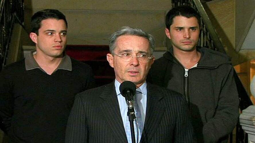 Álvaro Uribe cuenta su versión sobre episodio de hacer tomar vómito a su hijo. Foto: Colprensa