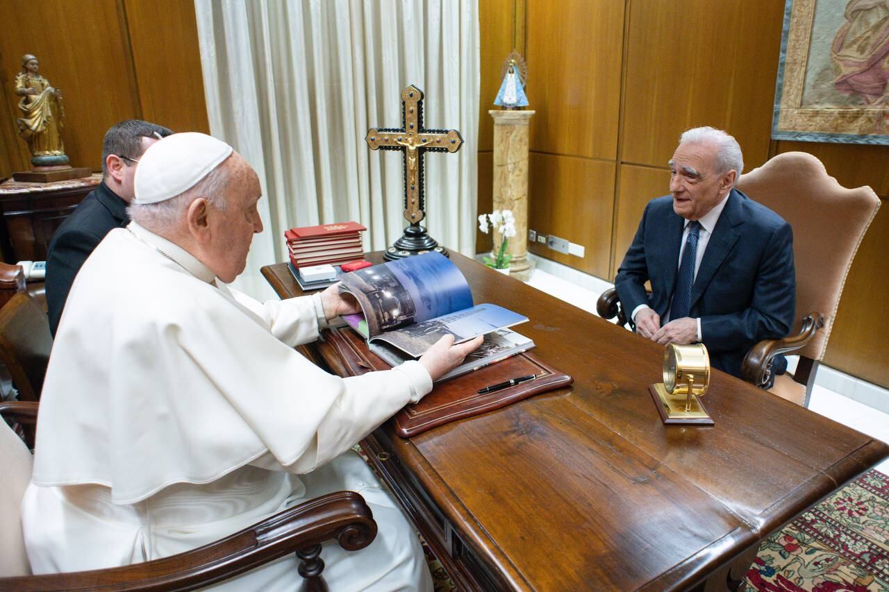 Imagen facilitada por el Vaticano que muestra al papa Francisco durante la breve reunión mantenida con el director de cine estadounidense Martin Scorsese (d), que está preparando una película sobre la vida de Jesús. Foto: EFE/ Vatican Media