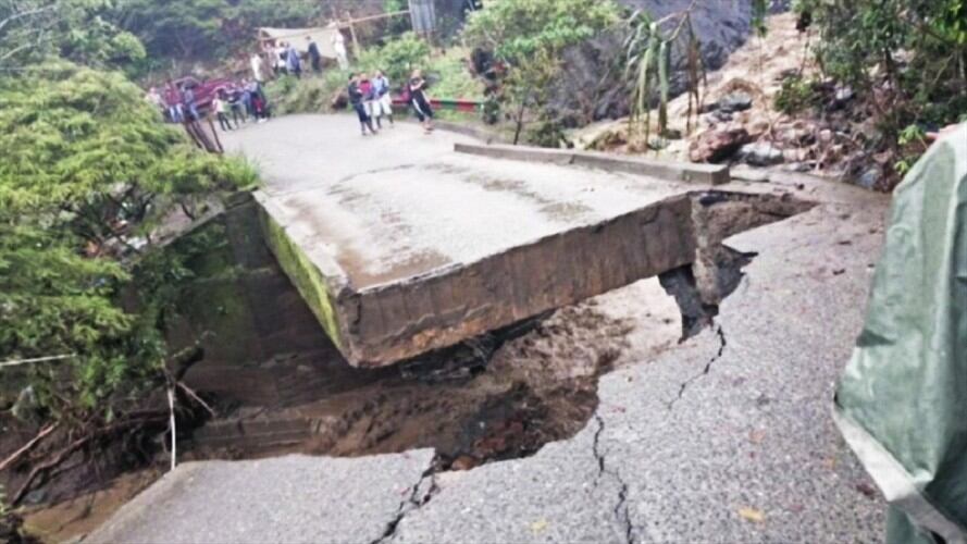 En el tramo de la vía El Palo – Toribío hay 28 zonas en alto riesgo de pérdida de banca. Foto: Cortesía