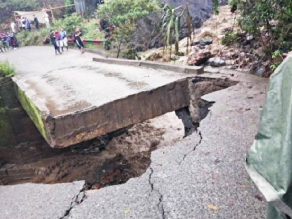 Más de 35 mil personas incomunicadas tras destrucción de puente por avalancha en Toribío