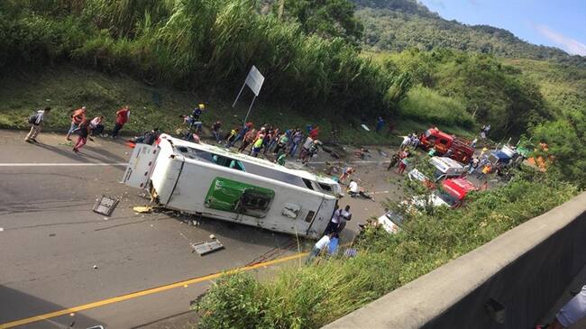 El volcamiento de un bus en la vía Yotoco - Buga dejó al menos nueve muertos. Foto: Erika Rebolledo