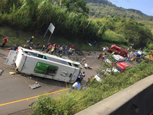 El volcamiento de un bus en la vía Yotoco - Buga dejó al menos nueve muertos. Foto: Erika Rebolledo