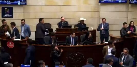 Agarrón de congresistas. Foto: Captura de pantalla X-Miguel Uribe