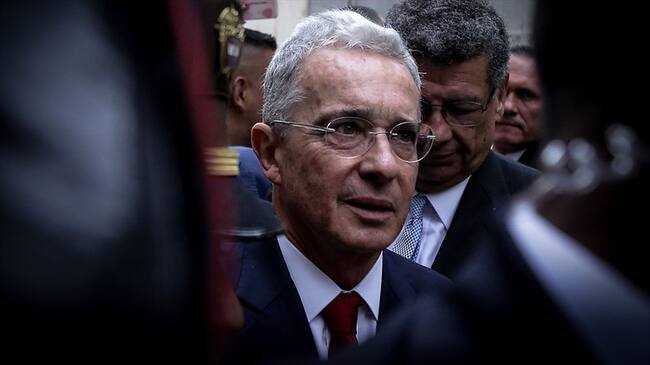 Un total de 15 hombres y mujeres que participaron en el gobierno de Álvaro Uribe, entre 2002 y 2010, salieron en defensa del exmandatario. Foto: Colprensa