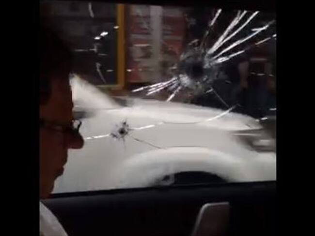 Atacan camioneta en la que se movilizaba Gustavo Petro en Cúcuta. Foto: Periscope @GustavoBolivar