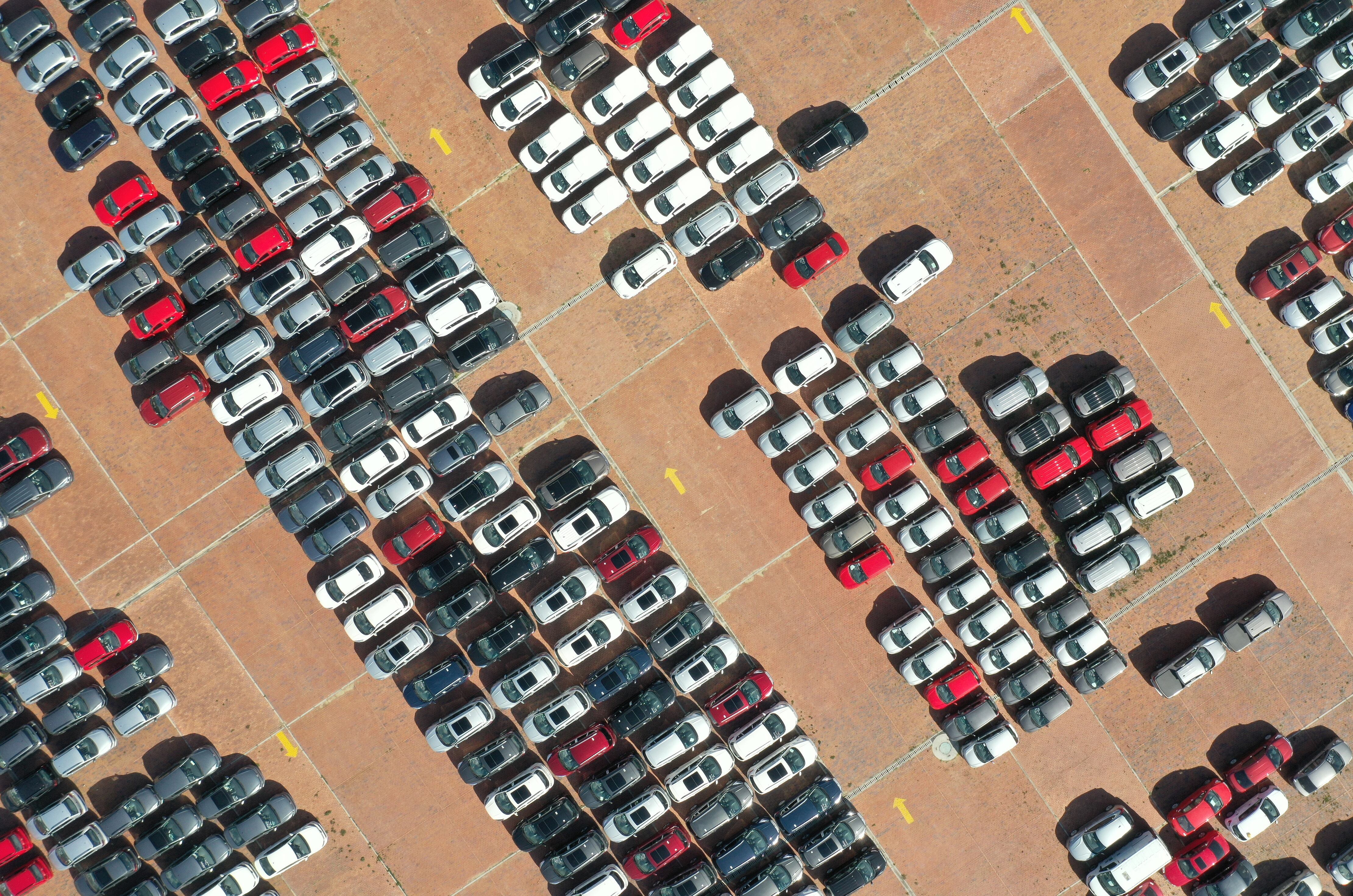 Se ven coches en venta en un parqueadero cerca de Bogotá el 24 de abril de 2020. Las ventas de autos en Colombia se desplomaron durante marzo debido a la pandemia de Covid-19. (Daniel Munoz/VIEWpress via Getty Images)